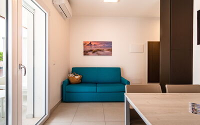 Iris Suite 755.1: Couch, Möbel, Bilderrahmen, Komfort, Holz, Interior Design, Rechteck, Die Architektur, Flooring, Wohnzimmer