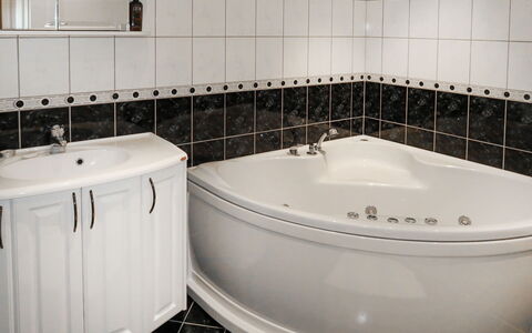 Heningen: Badewanne, Eigentum, Armatur, Badezimmer, Zapfhahn, Interior Design, Die Architektur, Rechteck