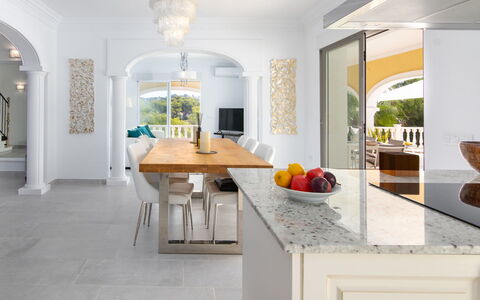 Villa Ewa: Tabelle, Eigentum, Cabinetry, Möbel, Countertop, Interior Design, Holz, Küche, Fussboden, Flooring