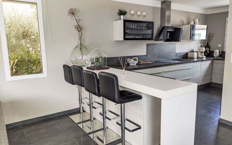 Cedelen: Möbel, Flooring, Interior Design, Countertop, Küche, Fussboden, Holz, Cabinetry, Barhocker, Zuhause