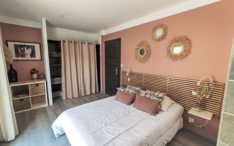 Cedelen: Möbel, Interior Design, Bett, Schlafzimmer, Fussboden, Flooring, Wand, Bettdecke, Holz, Bedding