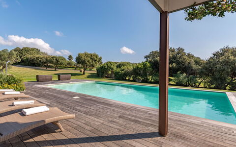 Villa Lavezzi: Wasser, Himmel, Wolke, Eigentum, Pflanze, Schwimmbad, Baum, Schatten, Gebäude, Rechteck
