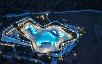 Mobilhome Beach Villa 312.5: Wasser, Urban Design, Landschaft, Elektrisches Blau, Sportveranstaltung, Stadion, Stadt, Vogelperspektive, Luftaufnahmen