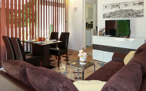 Karin: Braun, Tabelle, Möbel, Eigentum, Komfort, Holz, Wohnzimmer, Interior Design, Beleuchtung, Die Architektur
