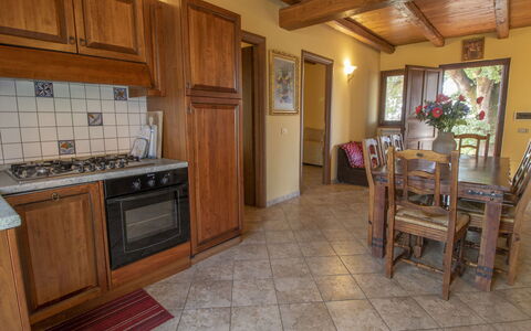 La Quercia: Eigentum, Cabinetry, Möbel, Countertop, Küchengerät, Holz, Stuhl, Flooring, Interior Design, Küche