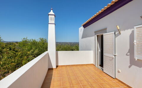 Casa Joaquim: Himmel, Gebäude, Azurblau, Holz, Schatten, Pflanze, Farbe, Wohngebiet, Landschaft
