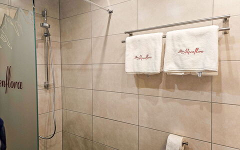 Alpenflora: Flooring, Schlafzimmer, Bedding, Bett, Bettrahmen, Linens, Bettdecke, Hartholz, Matratze, Holzboden