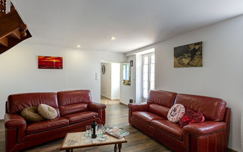 Ty Ruz: Braun, Couch, Möbel, Tabelle, Bilderrahmen, Holz, Gebäude, Beleuchtung, Wohnzimmer, Interior Design