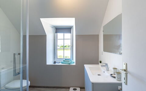 Ty Ruz: Armatur, Sinken, Eigentum, Zapfhahn, Gebäude, Fenster, Azurblau, Badezimmer, Interior Design