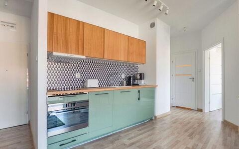 Grzybowo Seaside: Cabinetry, Countertop, Zapfhahn, Gebäude, Küche, Holz, Armatur, Interior Design, Flooring, Fussboden
