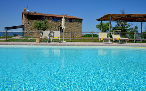 Villa Guardistallo: Wasser, Himmel, Pflanze, Azurblau, Schwimmbad, Baum, Gebäude, Freizeit, Aqua, Grundeigentum