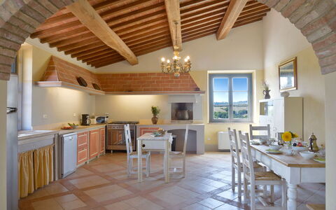 Villa Guardistallo: Tabelle, Möbel, Countertop, Stuhl, Holz, Küche, Interior Design, Flooring, Fussboden, Küche & Esszimmer Tisch