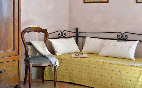 Villa Guardistallo: Möbel, Komfort, Gebäude, Holz, Textil, Interior Design, Kissen, Rechteck, Wohnzimmer, Bettrahmen