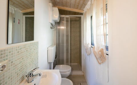 Casa Del Colle: Spiegel, Sinken, Zapfhahn, Eigentum, Armatur, Badezimmer, Bad Sink, Holz, Interior Design, Gebäude