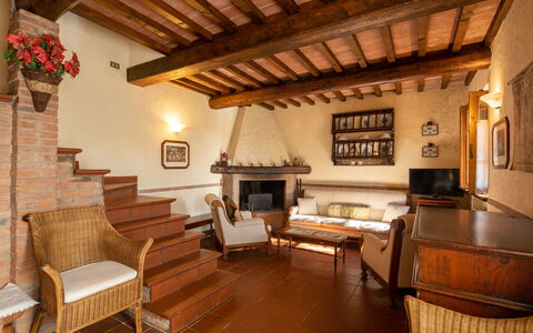 Casa Del Colle: Möbel, Couch, Eigentum, Bilderrahmen, Gebäude, Tabelle, Holz, Interior Design, Wohnzimmer, Zimmerpflanze