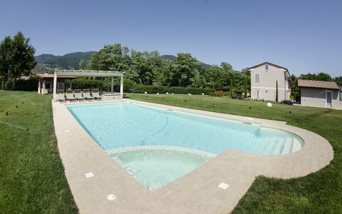 Tenuta Il Giardino Proprietà: Wasser, Himmel, Schwimmbad, Azurblau, Baum, Schatten, Gebäude, Pflanze, Grundstueck, Gras