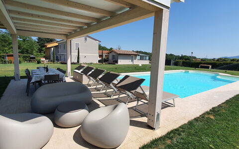 Tenuta Il Giardino Proprietà: Pflanze, Wasser, Eigentum, Stuhl, Schatten, Gartenmöbel, Schwimmbad, Interior Design, Blumentopf, Himmel