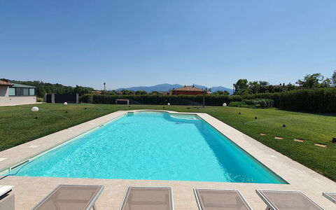 Tenuta Il Giardino Proprietà: Wasser, Himmel, Daytime, Schwimmbad, Pflanze, Rechteck, Azurblau, Gebäude, Blau, Baum