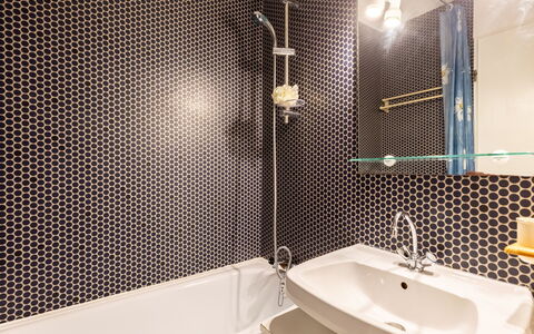 Rubis: Zapfhahn, Armatur, Spiegel, Eigentum, Sinken, Badezimmer, Beleuchtung, Holz, Interior Design
