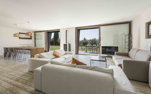 Villa Dell'acquaborra: Flooring, Holz, Möbel, Fussboden, Interior Design, Couch, Decke, Holzboden, Wohnzimmer, Tabelle