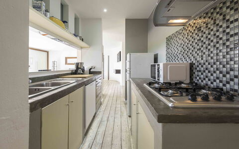Villa Dell'acquaborra: Küche, Countertop, Küchengerät, Interior Design, Wand, Herd, Major Appliance, Flooring, Decke, Holz