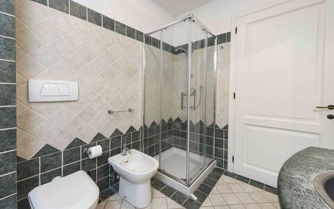 Villa Dell'acquaborra: Badezimmer, Flooring, Armatur, Fussboden, Interior Design, Toilette, Sinken, Toilleten Sitz, Zapfhahn, Bad Sink