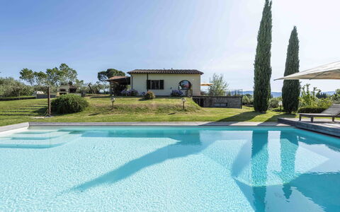 Villa Dell'acquaborra: Blau, Schwimmbad, Resort, Verbundwerkstoff, Eco Hotel, Schatten, Freizeit, Estate, Villa, Gartenmöbel