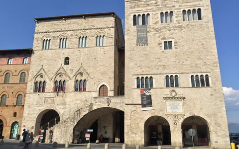 La Terrazza Di Todi: Himmel, Gebäude, Fenster, Fassade, Stadt, Bogen, \Arkade, Mittelalterliche Architektur, Geschichte