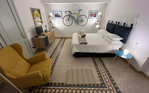 Villa Maona: Bilderrahmen, Möbel, Couch, Komfort, Wohnzimmer, Gebäude, Beleuchtung, Interior Design, Lampe, Flooring