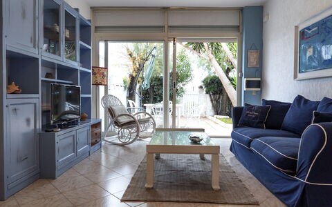La Terrazza Di Santa Marinella: Möbel, Couch, Komfort, Holz, Studio Couch, Die Architektur, Interior Design, Bilderrahmen, Wohnzimmer, Flooring
