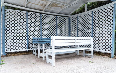 La Terrazza Di Santa Marinella: Gebäude, Möbel, Eigentum, Tabelle, Holz, Pflanze, Schatten, Textil, Rechteck, Couch