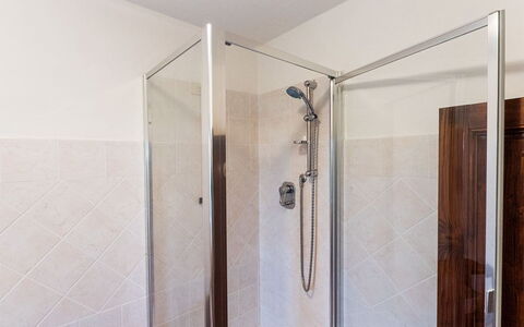 Villa Taragnano: Duschkopf, Armatur, Duschtür, Brausenstange, Dusche, Tür, Badezimmer, Duschpaneel, Interior Design