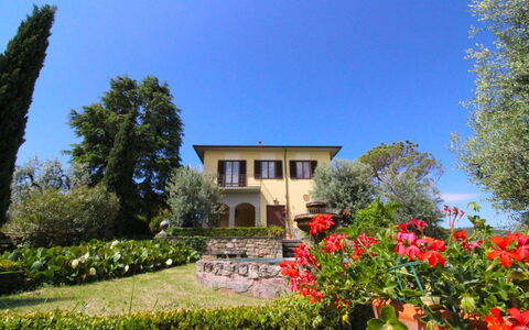 Il Poggiolo: Himmel, Pflanze, Blume, Gebäude, Eigentum, Fenster, Pflanzengemeinschaft, Natürliche Landschaft, Baum, Haus