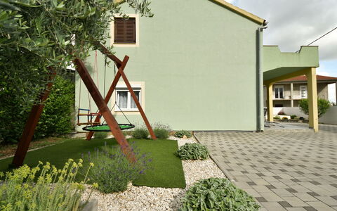Laura: Pflanze, Wolke, Himmel, Gebäude, Grundstueck, Strassenbelag, Baum, Gras, Wohngebiet, Nachbarschaft