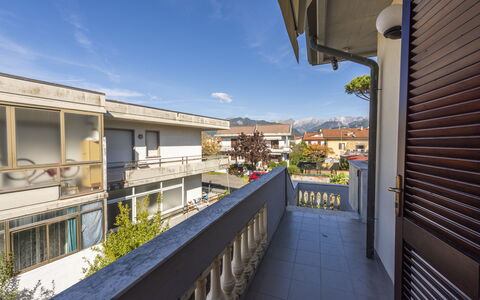 Residenza Garosi: Himmel, Wolke, Pflanze, Gebäude, Schatten, Urban Design, Haus, Zimmerpflanze, Eigentumswohnung, Wohngebiet