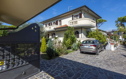 Residenza Garosi: Pflanze, Gebäude, Himmel, Eigentum, Fenster, Fahrzeug, Auto, Strassenbelag, Rad