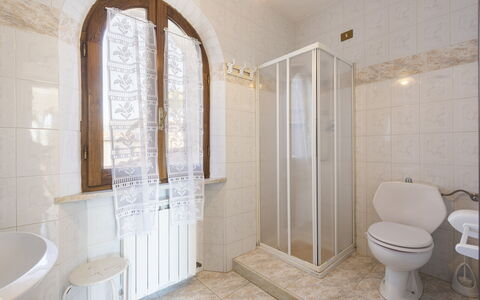 Residenza Garosi: Eigentum, Armatur, Zapfhahn, Badezimmer, Duschkopf, Interior Design, Dusche, Holz, Fussboden