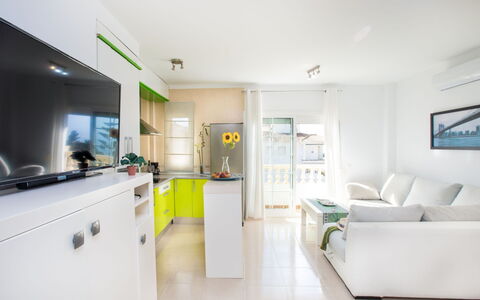 Penthouse Marian: Cabinetry, Möbel, Gebäude, Countertop, Stuhl, Küchengerät, Bilderrahmen, Haus, Couch, Haushaltsgerät