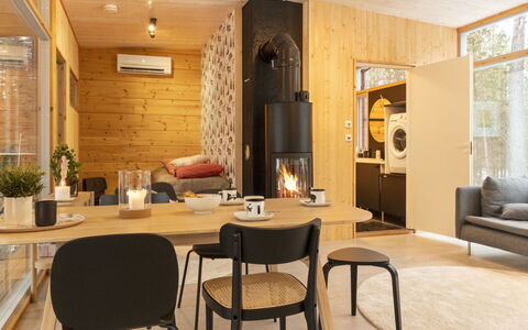 Solokoto: Möbel, Interior Design, Flooring, Holz, Fussboden, Light Fixture, Decke, Wohnzimmer, Zimmer, Beleuchtung