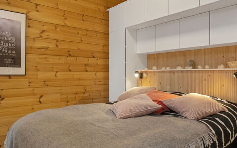 Solokoto: Möbel, Bett, Schlafzimmer, Interior Design, Flooring, Holz, Fussboden, Bettdecke, Bedding, Decke
