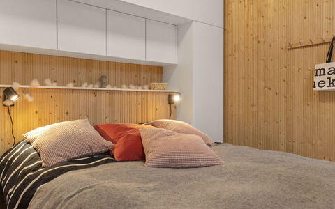 Solokoto: Bett, Möbel, Schlafzimmer, Interior Design, Bedding, Bettdecke, Wand, Flooring, Holz, Fussboden