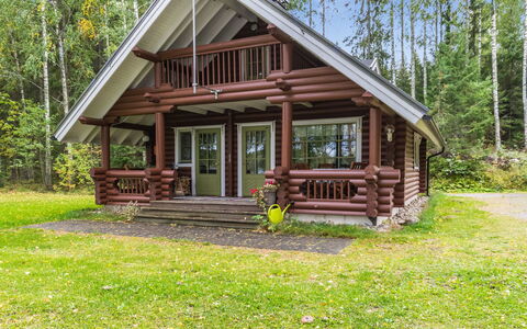 Vihreä Mökki: Bett, Möbel, Schlafzimmer, Interior Design, Bedding, Bettdecke, Flooring, Holz, Fussboden, Zimmer