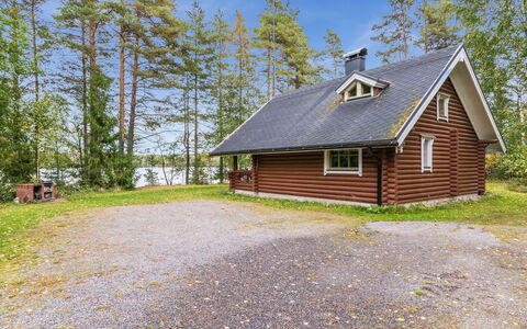 Vihreä Mökki: Bett, Möbel, Schlafzimmer, Interior Design, Bedding, Bettdecke, Flooring, Holz, Fussboden, Zimmer