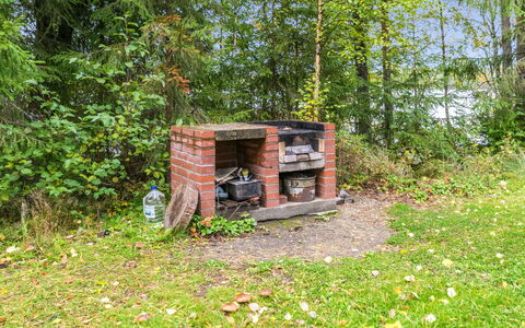 Vihreä Mökki: Bett, Möbel, Schlafzimmer, Interior Design, Bedding, Bettdecke, Flooring, Holz, Fussboden, Zimmer