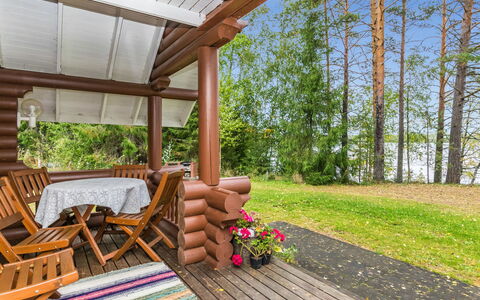 Vihreä Mökki: Bett, Möbel, Schlafzimmer, Interior Design, Bedding, Bettdecke, Flooring, Holz, Fussboden, Zimmer
