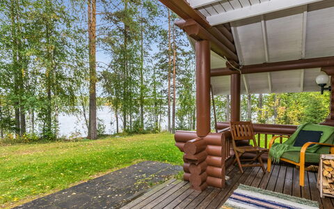 Vihreä Mökki: Bett, Möbel, Schlafzimmer, Interior Design, Bedding, Bettdecke, Flooring, Holz, Fussboden, Zimmer
