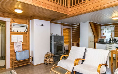 Vihreä Mökki: Bett, Möbel, Schlafzimmer, Interior Design, Bedding, Bettdecke, Flooring, Holz, Fussboden, Zimmer