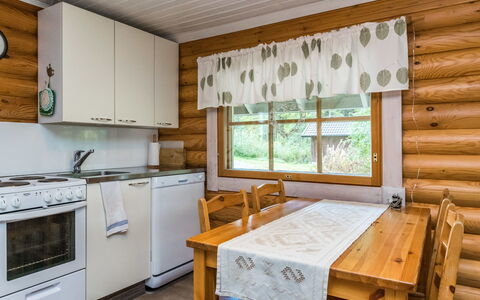 Vihreä Mökki: Bett, Möbel, Schlafzimmer, Interior Design, Bedding, Bettdecke, Flooring, Holz, Fussboden, Zimmer