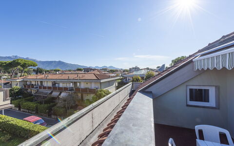 Casa Serchio: Himmel, Pflanze, Daytime, Gebäude, Fenster, Baum, Haus, Urban Design, Grundeigentum, Landschaft