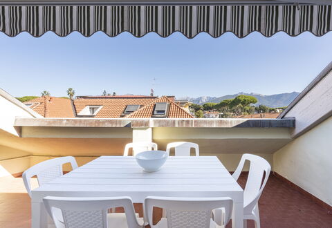 Casa Serchio: Gebäude, Daytime, Eigentum, Licht, Schatten, Tabelle, Holz, Stuhl, Die Architektur, Beleuchtung